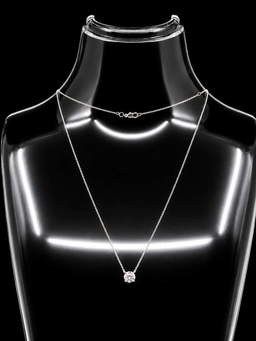 Round Pendant Necklace White